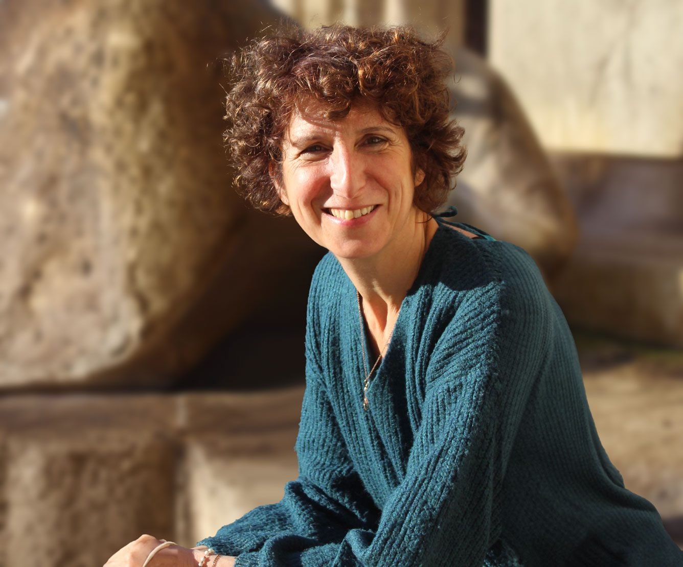 Valérie Trazic, souriante, assise en extérieur